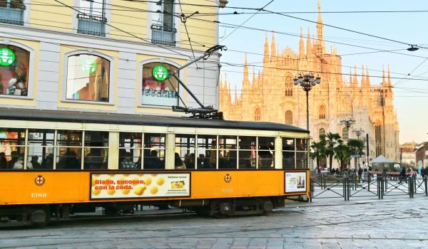 Area Media per pubblicizzare un'auto all'interno di un centro commerciale