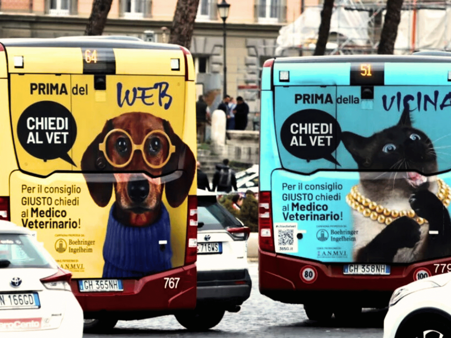 Affissioni Pubblicitarie dai colori vivaci sul retro di due Autobus