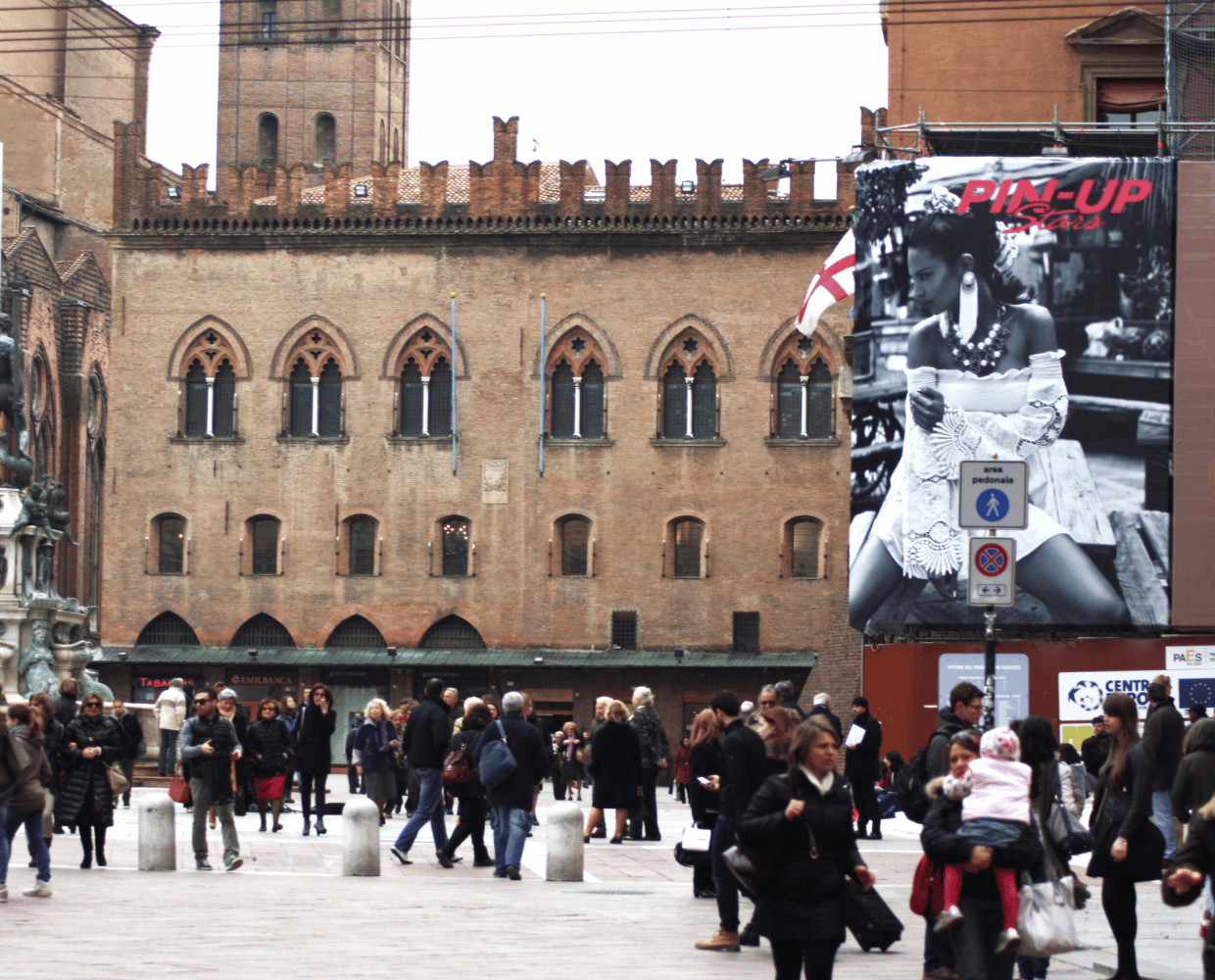 Maxi Affissione in centro a Bologna davanti alla statua del Nettuno