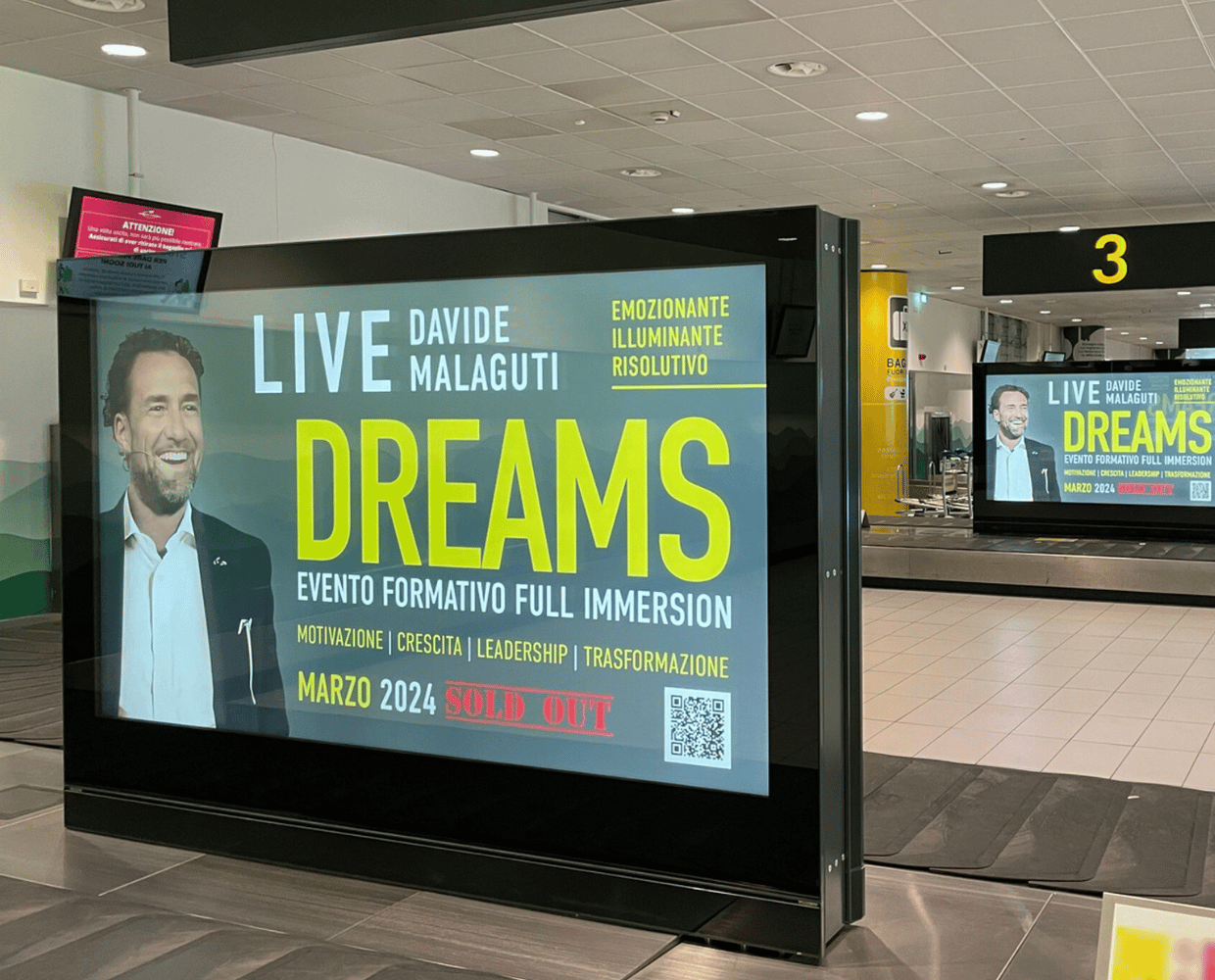 schermi pubblicitari all'interno della zona arrivi dell'aeroporto 