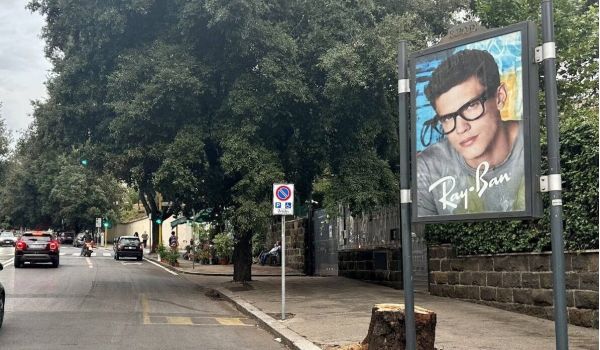 Ragazza che attende persone per illustrare un progetto in un'Area Media all'interno di un centro commerciale