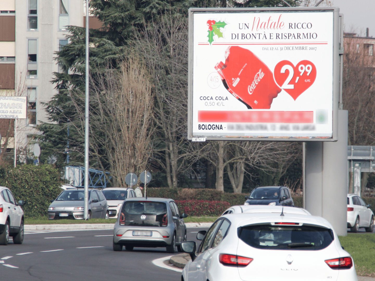 Affissione Pubblicitaria su una strada molto trafficata a Bologna