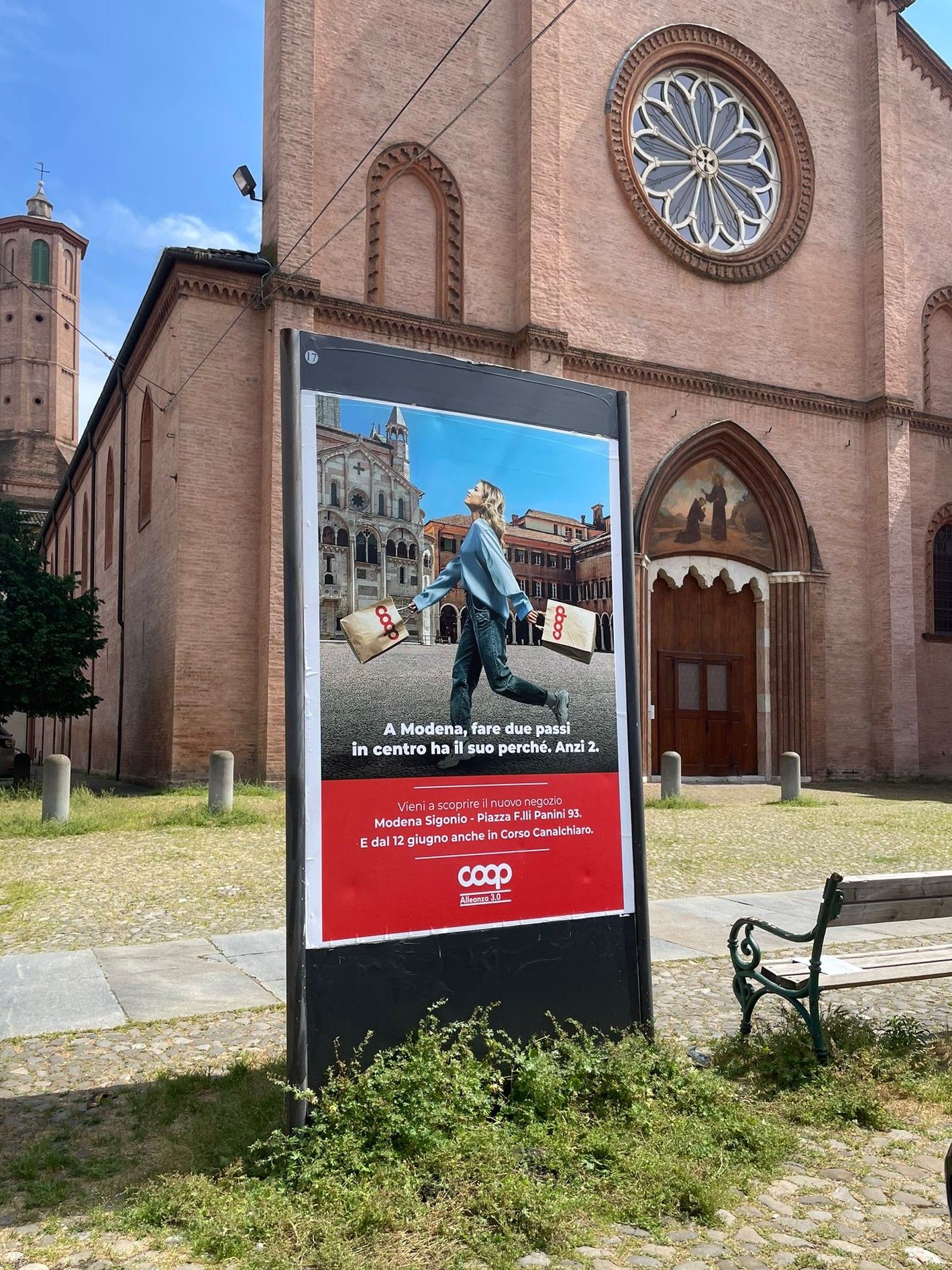 Totem Pubblicitario in Centro a Bologna sotto alla Torre degli Asinelli