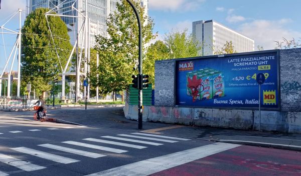 Ragazza che attende persone per illustrare un progetto in un'Area Media all'interno di un centro commerciale