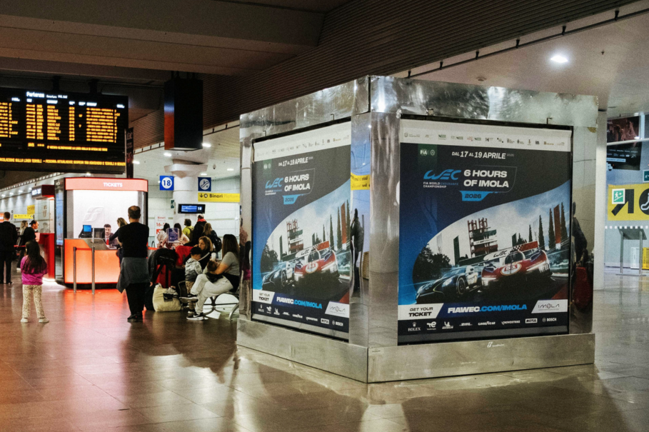 Pubblicità nella stazione Bologna Centrale con impianti digitali ad alta visibilità