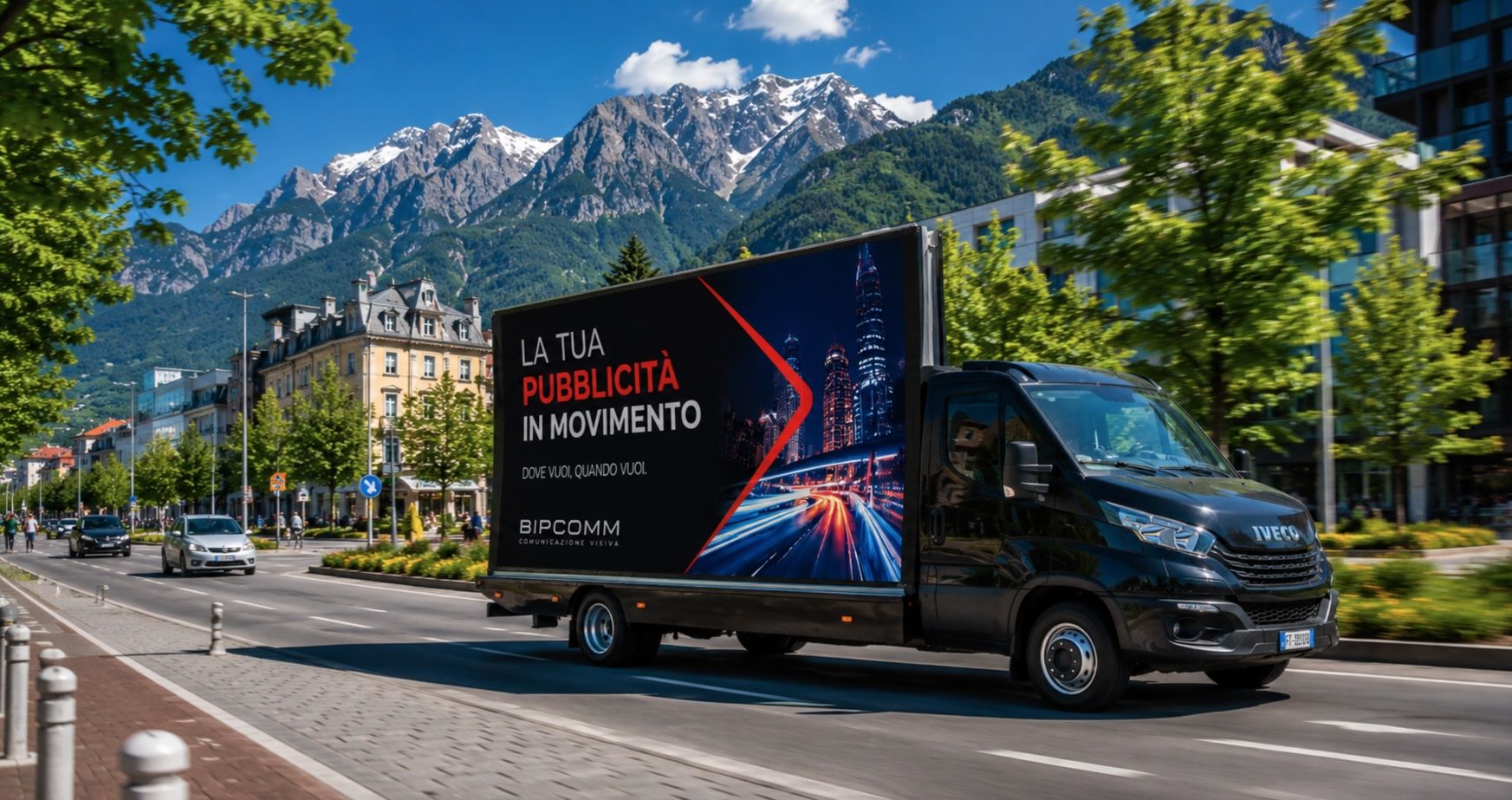 Camion vela pubblicitario in movimento in Trentino con campagna pubblicitaria mobile su strada urbana