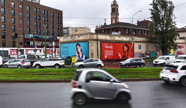 Totem Pubblicitario all'interno di un Centro Commerciale
