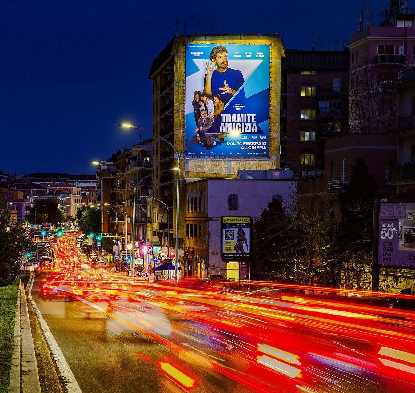 Totem Pubblicitario in Centro a Bologna sotto alla Torre degli Asinelli