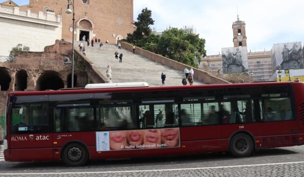 Area Media per pubblicizzare un'auto all'interno di un centro commerciale
