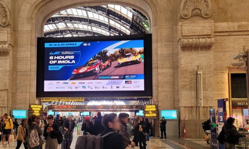 Pubblicità DOOH su ledwall digitale all'interno della Stazione Centrale di Milano