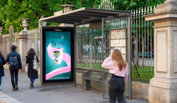 Ragazza che attende persone per illustrare un progetto in un'Area Media all'interno di un centro commerciale