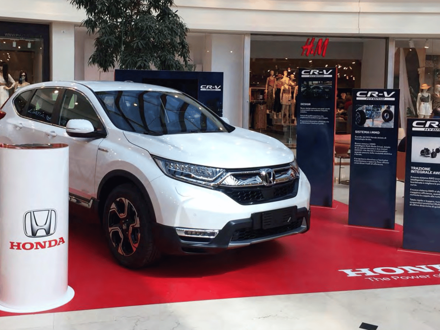 Area Media per pubblicizzare un'auto all'interno di un centro commerciale