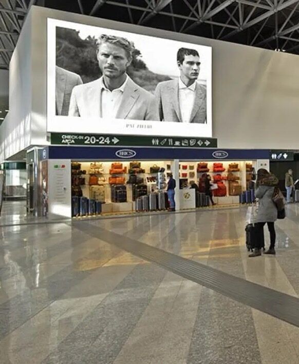 schermi pubblicitari all'interno della zona arrivi dell'aeroporto 