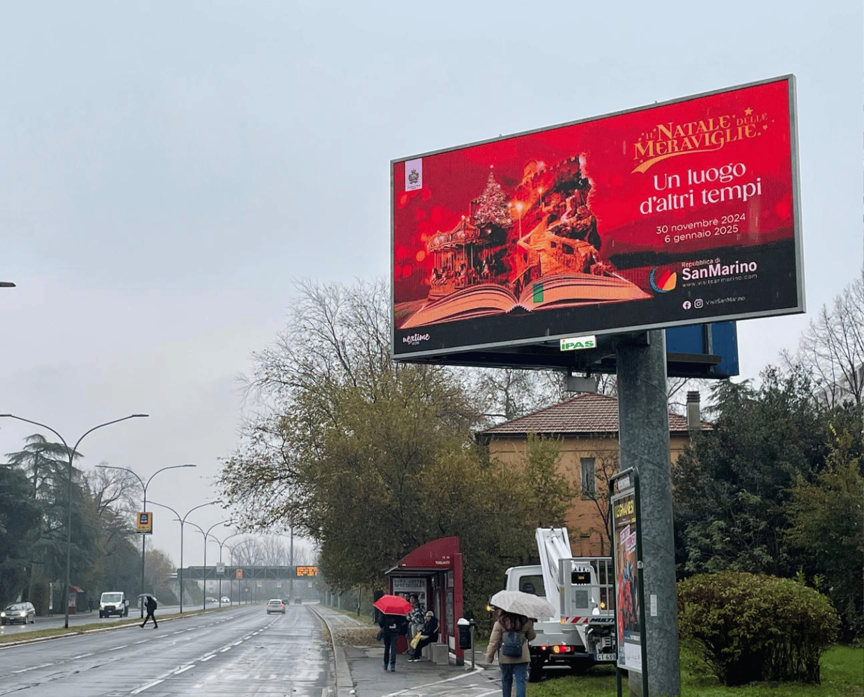 Affissione Pubblicitaria su una strada ad alto scorrimento a Bologna