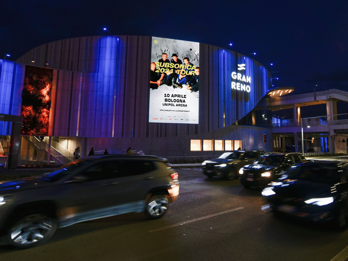 Maxi Affissione Pubblicitaria Luminosa sulla parete esterna di un Centro Commerciale