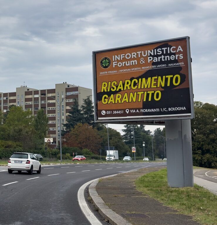 Pubblicità outdoor con cartellone pubblicitario stradale lungo una strada urbana