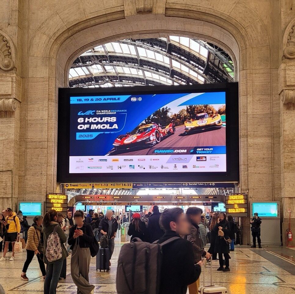 Pubblicità DOOH su ledwall digitale all'interno della Stazione Centrale di Milano