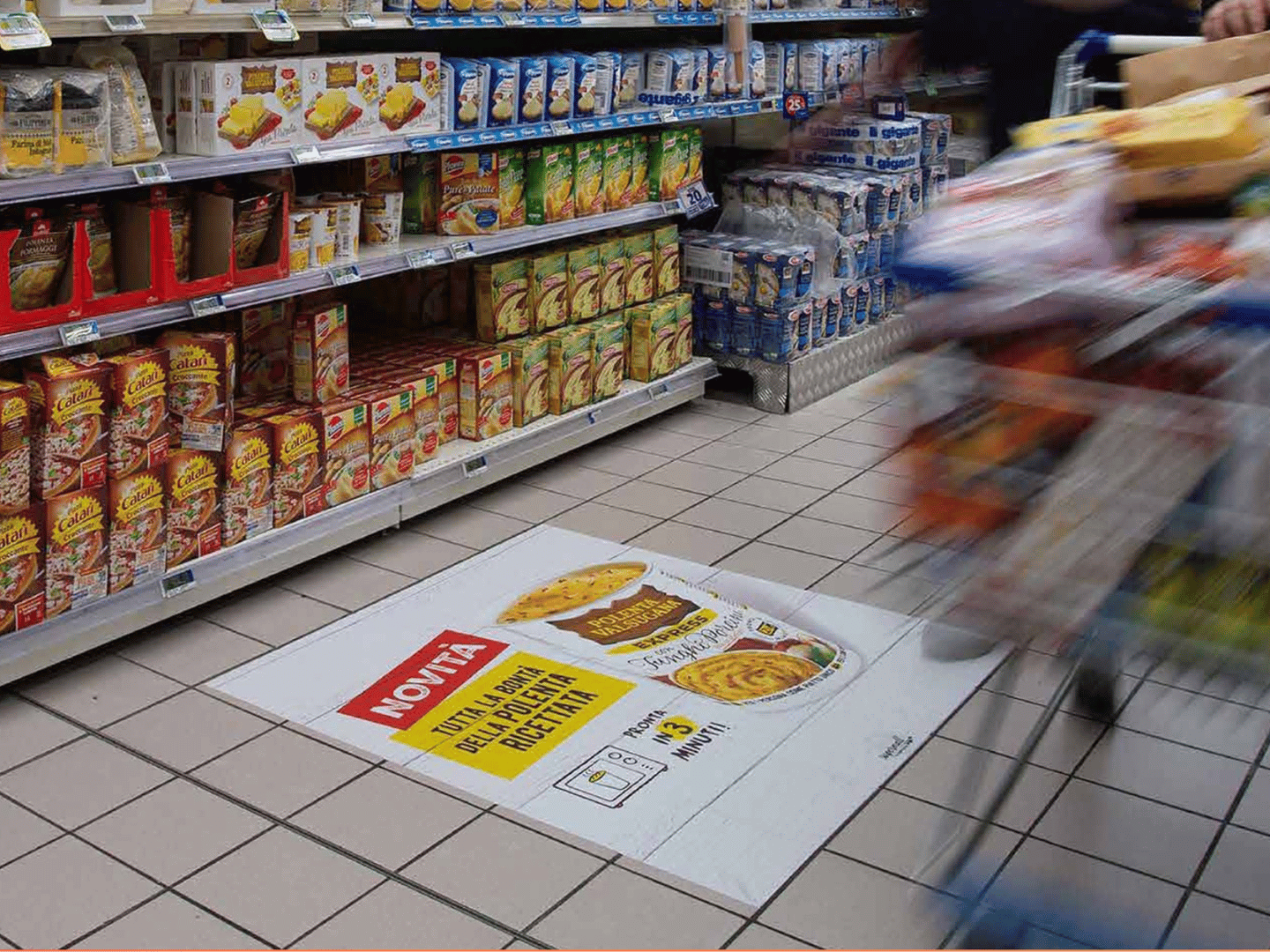 Pubblicità sul Pavimento di una Corsia di un Supermercato