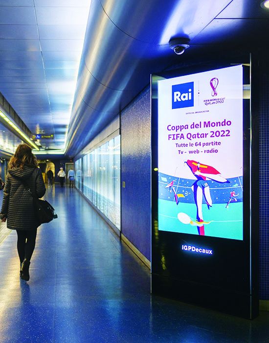 Totem Pubblicitario in Centro a Bologna sotto alla Torre degli Asinelli