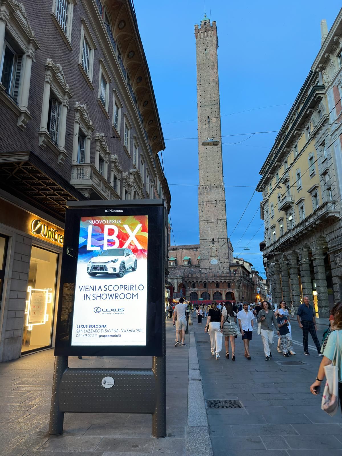 Totem Pubblicitario in Centro a Bologna sotto alla Torre degli Asinelli