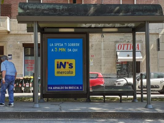 pensilina autobus con spazio dedicato ad affissioni