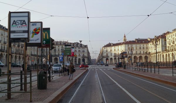 Area Media per pubblicizzare un'auto all'interno di un centro commerciale