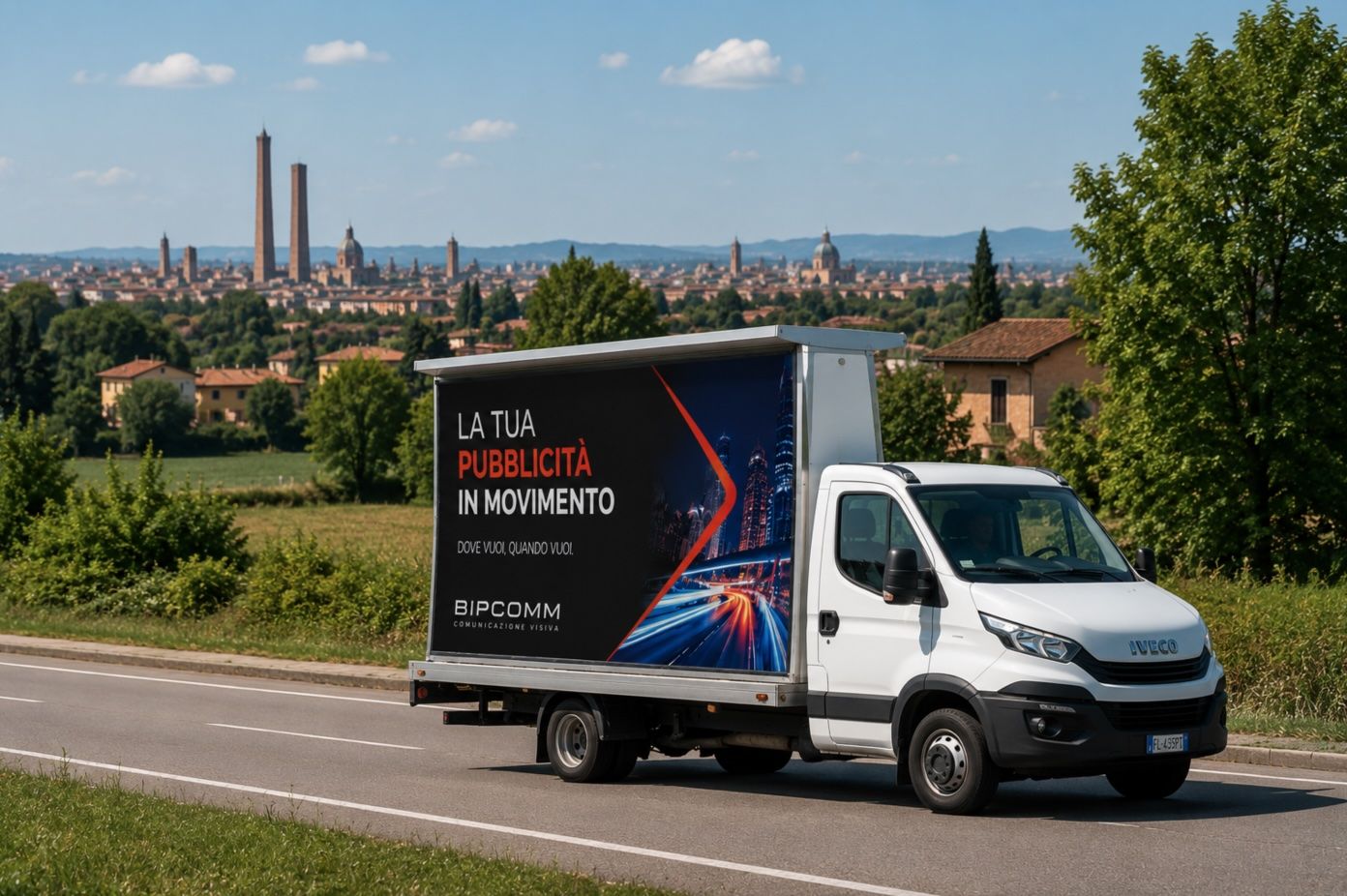 Camion vela pubblicitario nei pressi di Bologna con le Due Torri sullo sfondo per campagne pubblicitarie itineranti ad alta visibilità