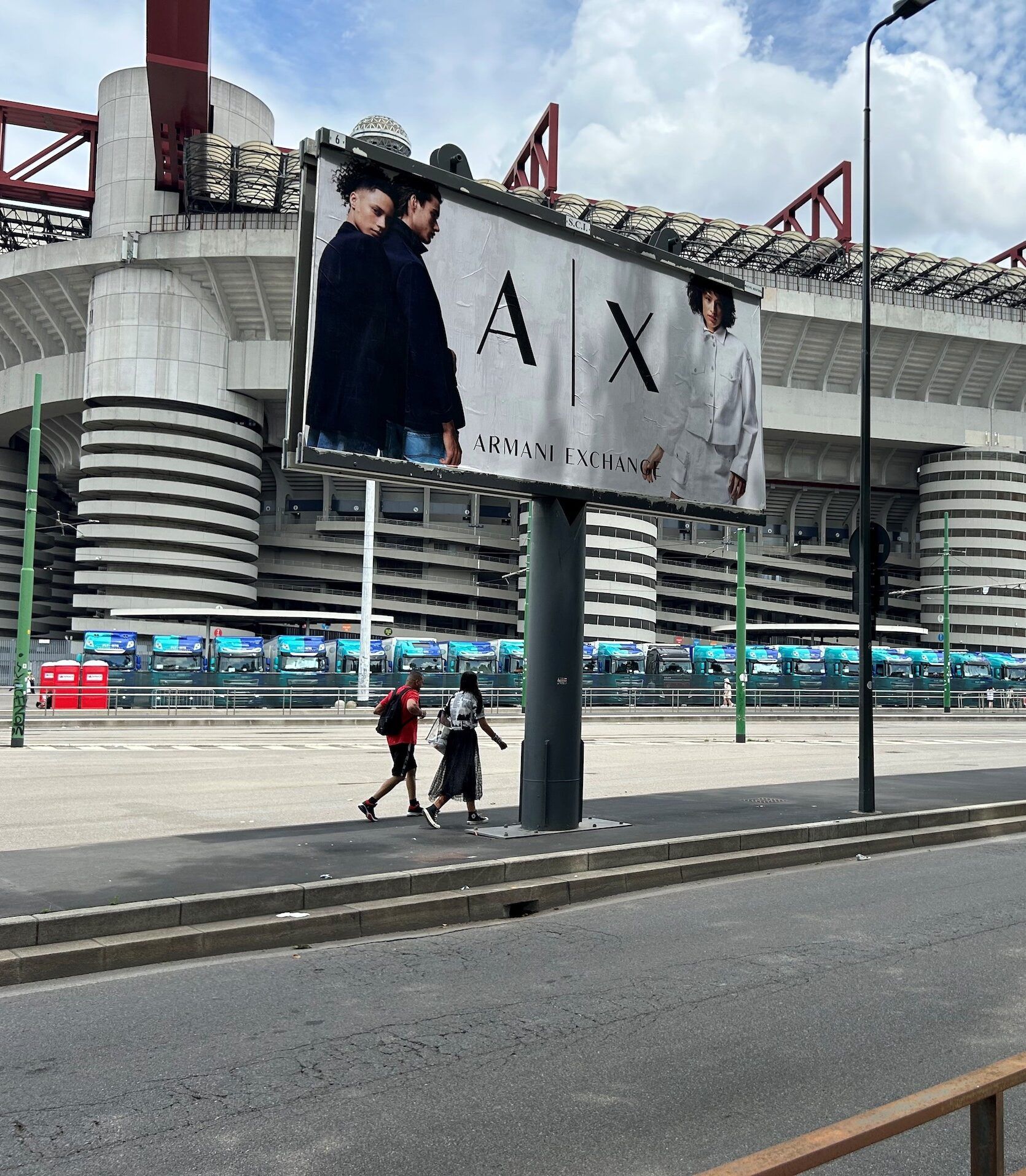 Totem Pubblicitario in Centro a Bologna sotto alla Torre degli Asinelli