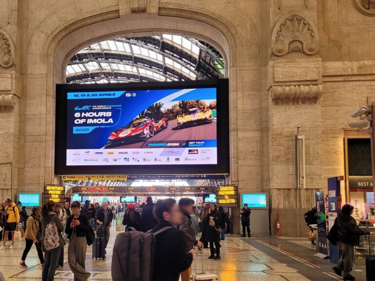 Pubblicità DOOH su ledwall digitale all'interno della Stazione Centrale di Milano